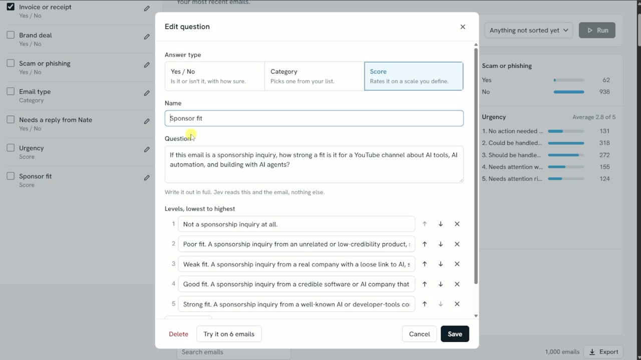Captura do editor de perguntas de uma plataforma que usa o Jev. O modal mostra três tipos de resposta lado a lado (Yes/No, Category e Score, com Score selecionado), o nome da pergunta, a pergunta escrita por extenso sobre encaixe de patrocínio, e cinco degraus de escala numerados do menos para o mais forte, cada um descrito em uma frase.